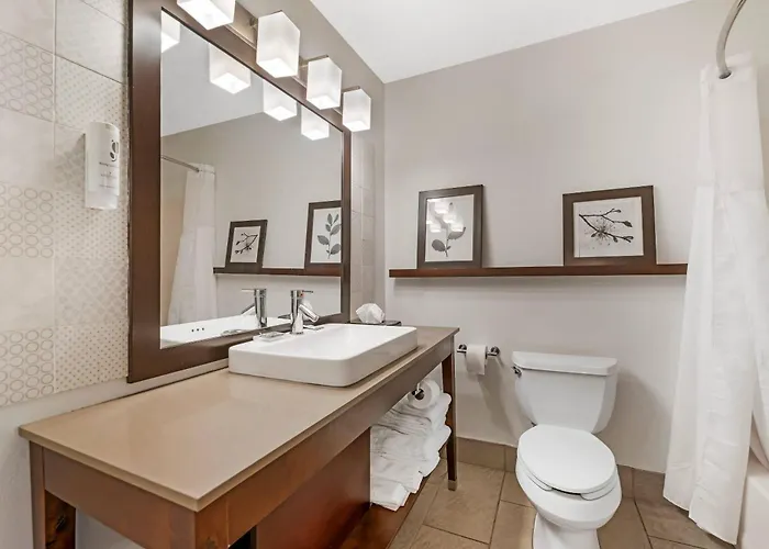 Country Inn & Suites By Radisson, West Bend, Wi